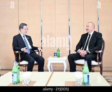 Baku, Azerbaigian. 13 novembre 2024. Il vice Premier cinese Ding Xuexiang, anche membro del Comitato permanente dell'Ufficio politico del Comitato centrale del Partito Comunista Cinese, incontra il presidente azero Ilham Aliyev a Baku, la capitale dell'Azerbaigian, 13 novembre 2024. Ding ha incontrato Aliyev e ha tenuto colloqui con il vice primo ministro azero Shahin Mustafayev durante la sua visita in Azerbaigian dal 12 al 13 novembre. Crediti: Yan Yan/Xinhua/Alamy Live News Foto Stock