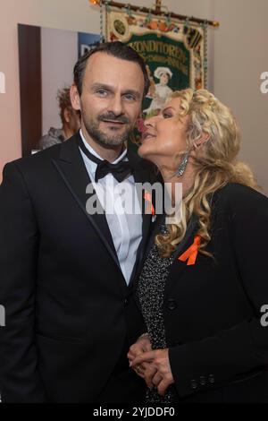 Fernseh-Moderatorin Victoria Herrmann und ihr Ehemann David Böthig während der After Show Party der 16. HOPE Gala im Schauspielhaus Dresden. *** La presentatrice televisiva Victoria Herrmann e suo marito David Böthig durante l'After Show Party del 16 HOPE Gala alla Schauspielhaus Dresda Foto Stock