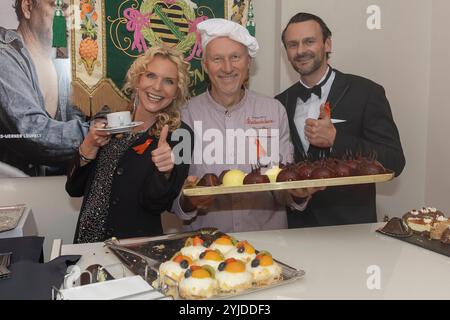 Fernseh-Moderatorin Victoria Herrmann li. Und ihr Ehemann David Böthig re. Bwährend der dopo Show Party der 16. HOPE Gala im Schauspielhaus Dresden. *** La presentatrice televisiva Victoria Herrmann ha lasciato e suo marito David Böthig a destra durante l'After Show Party del 16 HOPE Gala alla Schauspielhaus Dresda Foto Stock