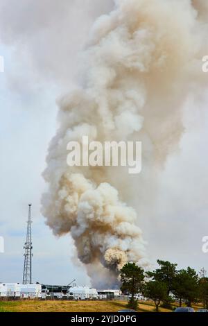 Massive Smoke Plume di Scrap Yard Fire in Ohio Eye Level View Foto Stock