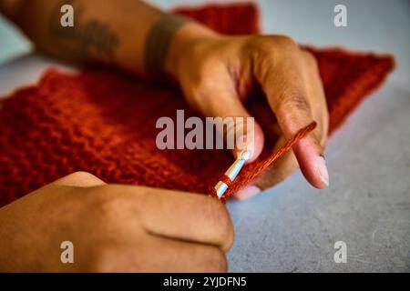 Primo piano con filati ruggine e dettagli tatuati Foto Stock