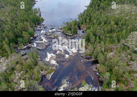 Stromschnellen, Fluß, Fluss, Bach, Forsaleden, Forsaån, Bach, etwa 10 km südlich von Pilgrimstad. Der Forsaån fließt zwischen Locknesjön in der Gemein Foto Stock