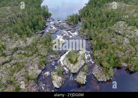 Stromschnellen, Fluß, Fluss, Bach, Forsaleden, Forsaån, Bach, etwa 10 km südlich von Pilgrimstad. Der Forsaån fließt zwischen Locknesjön in der Gemein Foto Stock