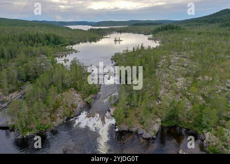 Stromschnellen, Fluß, Fluss, Bach, Forsaleden, Forsaån, Bach, etwa 10 km südlich von Pilgrimstad. Der Forsaån fließt zwischen Locknesjön in der Gemein Foto Stock