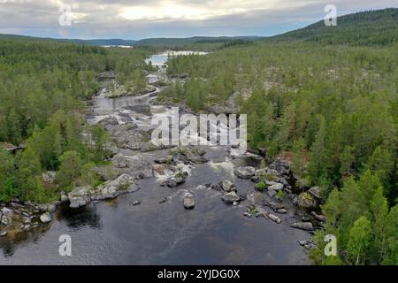 Stromschnellen, Fluß, Fluss, Bach, Forsaleden, Forsaån, Bach, etwa 10 km südlich von Pilgrimstad. Der Forsaån fließt zwischen Locknesjön in der Gemein Foto Stock