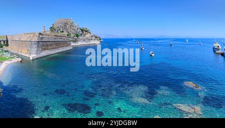 Kerkyra, capitale dell'isola di Corfù, Grecia. Vista della Fortezza Vecchia della città di Corfù sulla penisola nel mare azzurro cristallino. Foto Stock