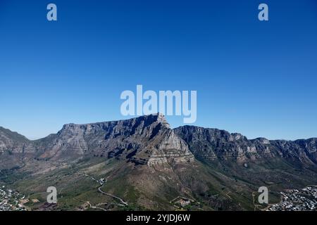 La Table Mountain vista dalla cima dei leoni si dirige verso la città del capo in Sudafrica Foto Stock