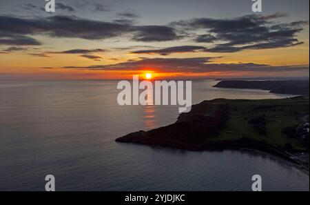 Swansea, Regno Unito. 14 novembre 2024. Il sole tramonta sulla penisola di Gower alla fine di una giornata di sole sopra Langland Bay, vicino a Swansea, questa sera. Crediti: Phil Rees/Alamy Live News Foto Stock