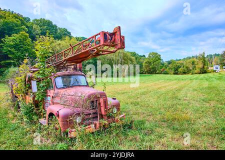 Furgone dei vigili del fuoco arrugginito invariato nell'Ohio Field Eye-Level Perspective Foto Stock