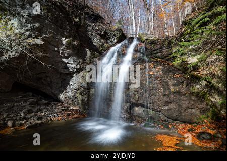 Vista della cascata di Achladochori nella foresta vergine di Frakto in Macedonia, Grecia Foto Stock