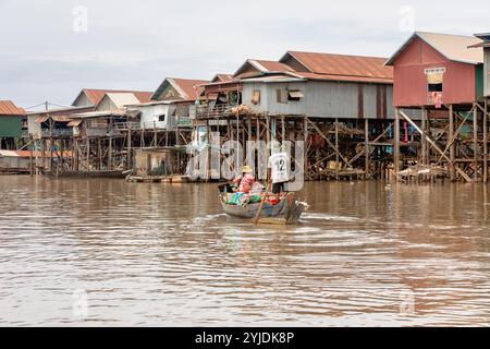 Immagini delle varie case galleggianti, mercati e barche turistiche trovate a Tonle SAP, un lago di acqua dolce al largo del bacino del Mekong, Siem Reap, Cambogia Foto Stock