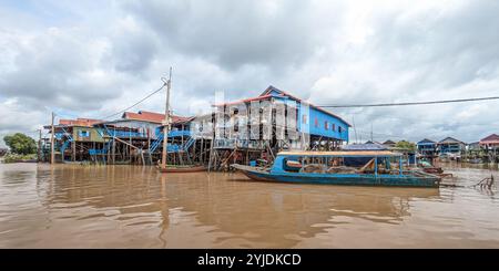 Immagini delle varie case galleggianti, mercati e barche turistiche trovate a Tonle SAP, un lago di acqua dolce al largo del bacino del Mekong, Siem Reap, Cambogia Foto Stock