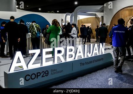 Baku, Azerbaigian. 14 novembre 2024. I partecipanti visitano il Padiglione dell'Azerbaigian durante la Conferenza delle Nazioni Unite sui cambiamenti climatici COP29, un evento organizzato dalla Convenzione quadro delle Nazioni Unite sui cambiamenti climatici (UNFCCC) allo Stadio Olimpico di Baku. La COP29, in vigore dal novembre 11-22, si concentra sui mercati del carbonio e sui finanziamenti per la sostenibilità e la mitigazione. Credito: SOPA Images Limited/Alamy Live News Foto Stock