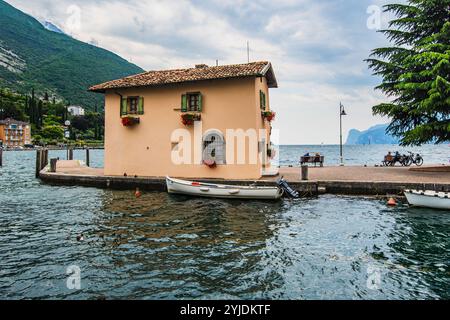 RIVA DEL GARDA, ITALIA – 21 AGOSTO 2024: Riva del Garda, una pittoresca cittadina sulla sponda settentrionale del Lago di Garda, offre viste mozzafiato sulle montagne e un Foto Stock