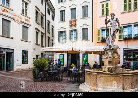 ROVERETO, ITALIA - 21 AGOSTO 2024: La statua di Nettuno a Rovereto, situata in una piazza centrale, simboleggia il collegamento della città con l'acqua e la sua Foto Stock