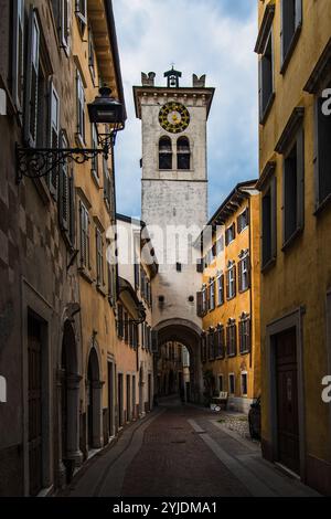 ROVERETO, ITALIA – 21 AGOSTO 2024: Le affascinanti strade del centro di Rovereto mostrano architettura storica, negozi locali e caffetterie, offrendo un Foto Stock