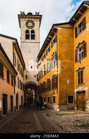 ROVERETO, ITALIA – 21 AGOSTO 2024: Le affascinanti strade del centro di Rovereto mostrano architettura storica, negozi locali e caffetterie, offrendo un Foto Stock