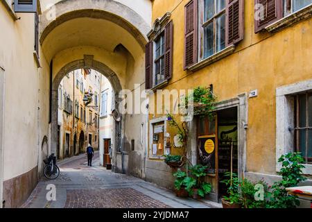 ROVERETO, ITALIA – 21 AGOSTO 2024: Le affascinanti strade del centro di Rovereto mostrano architettura storica, negozi locali e caffetterie, offrendo un Foto Stock