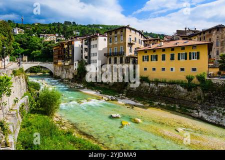 ROVERETO, ITALIA – 21 AGOSTO 2024: Il fiume Adige scorre tranquillamente attraverso la città di Rovereto, con le sue pittoresche sponde immerse nel verde, offrono Foto Stock