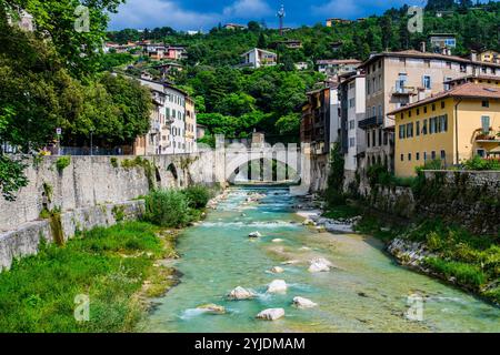 ROVERETO, ITALIA – 21 AGOSTO 2024: Il fiume Adige scorre tranquillamente attraverso la città di Rovereto, con le sue pittoresche sponde immerse nel verde, offrono Foto Stock