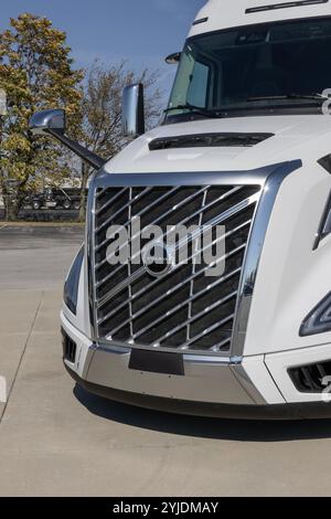 Indianapolis - 30 ottobre 2024: Volvo VNL 860 Long Haul e Sleeper semi Truck. Volvo offre la VNL860 con motori D13TC, D13, D11 o Cummins X15. Foto Stock