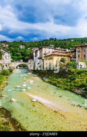 ROVERETO, ITALIA – 21 AGOSTO 2024: Il fiume Adige scorre tranquillamente attraverso la città di Rovereto, con le sue pittoresche sponde immerse nel verde, offrono Foto Stock