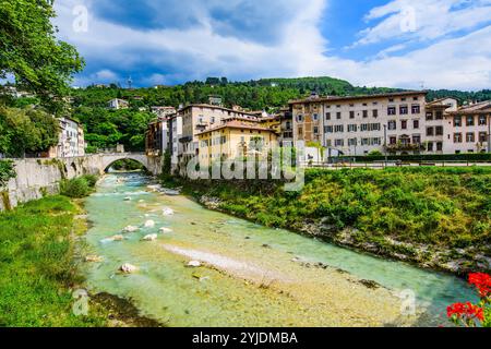 ROVERETO, ITALIA – 21 AGOSTO 2024: Il fiume Adige scorre tranquillamente attraverso la città di Rovereto, con le sue pittoresche sponde immerse nel verde, offrono Foto Stock