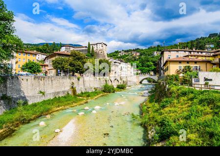 ROVERETO, ITALIA – 21 AGOSTO 2024: Il fiume Adige scorre tranquillamente attraverso la città di Rovereto, con le sue pittoresche sponde immerse nel verde, offrono Foto Stock