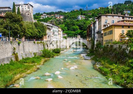 ROVERETO, ITALIA – 21 AGOSTO 2024: Il fiume Adige scorre tranquillamente attraverso la città di Rovereto, con le sue pittoresche sponde immerse nel verde, offrono Foto Stock