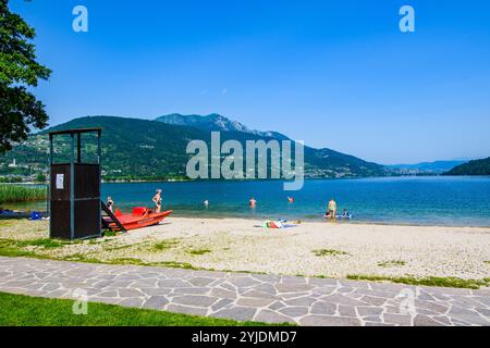 LEVICO TERME, ITALIA – 26 AGOSTO 2024: Il Lago di Levico, situato in Trentino, offre acque tranquille circondate da boschi rigogliosi e uno splendido scenario alpino Foto Stock