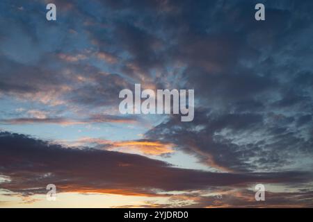 Diverse fasi nuvolose scattate con canone R e canone rf 35mm 1,8 stm macro nell'isola di Kos in grecia presso il giardino dell'istituto Ippocratico. Foto Stock