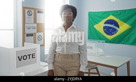 Donna che vota al collegio elettorale con bandiera sullo sfondo in brasile Foto Stock