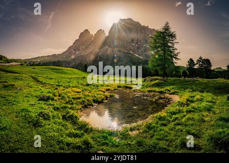 VAL GARDENA, ITALIA – 27 AGOSTO 2024: L'imponente monte Sassolungo si innalza drammaticamente sulla Val Gardena, con le sue aspre scogliere e le splendide cime Foto Stock