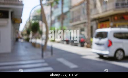 Scena stradale sfocata con un furgone bianco e edifici sullo sfondo, catturati in una città soleggiata che crea un effetto bokeh morbido e deta fuori fuoco Foto Stock