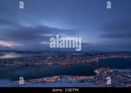 Scandinavia, Norvegia, Blue Hour prese il controllo di Tromsø, Norvegia, a febbraio, Skandinavien, Norwegen, Blaue Stunde aufgenommen über Tromsö, im February. Foto Stock
