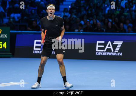 Torino, Italia. 14 novembre 2024. Taylor Fritz degli Stati Uniti celebra durante il match maschile nella fase a gironi contro l'australiano Alex De Minaur il quinto giorno delle finali Nitto ATP 2024 all'Inalpi Arena Credit: dpa/Alamy Live News Foto Stock