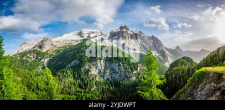 PASSO SELLA, ITALIA – 27 AGOSTO 2024: Una splendida vista delle Dolomiti della Marmolada dal passo Sella, con vette spettacolari e aspri paesaggi alpini Foto Stock