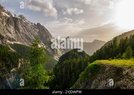 PASSO SELLA, ITALIA – 27 AGOSTO 2024: Una splendida vista delle Dolomiti della Marmolada dal passo Sella, con vette spettacolari e aspri paesaggi alpini Foto Stock