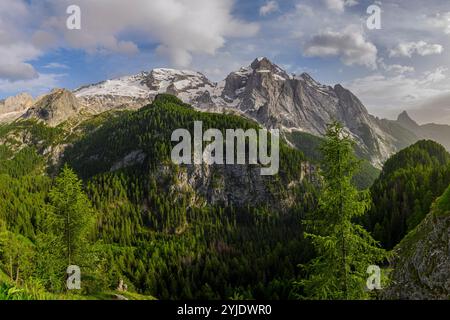 PASSO SELLA, ITALIA – 27 AGOSTO 2024: Una splendida vista delle Dolomiti della Marmolada dal passo Sella, con vette spettacolari e aspri paesaggi alpini Foto Stock