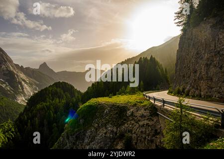 PASSO SELLA, ITALIA – 27 AGOSTO 2024: Una splendida vista delle Dolomiti della Marmolada dal passo Sella, con vette spettacolari e aspri paesaggi alpini Foto Stock