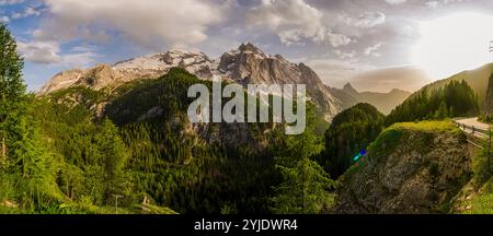 PASSO SELLA, ITALIA – 27 AGOSTO 2024: Una splendida vista delle Dolomiti della Marmolada dal passo Sella, con vette spettacolari e aspri paesaggi alpini Foto Stock