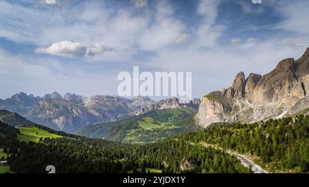 PASSO SELLA, ITALIA – 27 AGOSTO 2024: Una splendida vista delle Dolomiti dal passo Sella, che mostra vette spettacolari e aspri paesaggi alpini nell'He Foto Stock