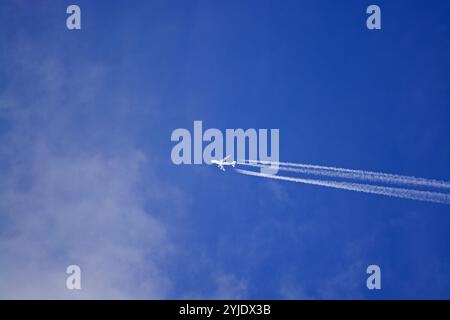 Aereo passeggeri con contraffazioni nel cielo, Passagierflugzeug mit Kondensstreifen am Himmel Foto Stock