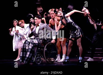 Front, l-r: Gina Bellman (Janet), Adrian Edmondson (Brad), Mary Maddox (Magenta), Gordon Kennedy (Dr Scott), Adam Caine (Rocky), Linda Davidson (Columbia), Edward Tudor-Pole (Riff Raff) nello SPETTACOLO HORROR ROCKY al Piccadilly Theatre, Londra W1 16/07/1990 libro, musica e testi di Richard o'Brien Set design: Robin Don chumes: Robin Hopton Blanchoreps: Nick Stuart Foto Stock