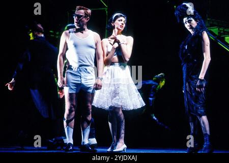 l-r: Adrian Edmondson (Brad), Gina Bellman (Janet), Mary Maddox (Magenta) nello SPETTACOLO HORROR ROCKY al Piccadilly Theatre, Londra W1 16/07/1990 libro, musica e testi di Richard o'Brien scenografia: Robin Don costumi: Sue Blane illuminazione: Nick Chelton coreografo: Stuart Hopps direttore: Robin Lefevre Foto Stock