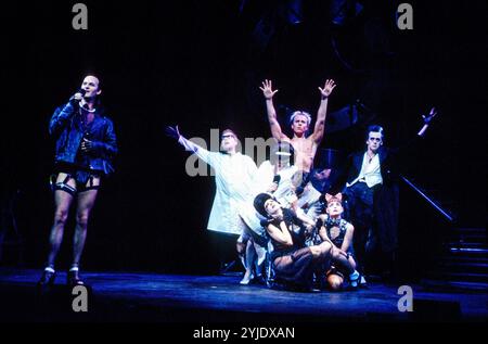 l-r: Tim McInnerny (Frank N Furter), Adrian Edmondson (Brad), Mary Maddox (Magenta), Gina Bellman (Janet), Adam Caine (Rocky), Linda Davidson (Columbia), Edward Tudor-Pole (Riff Raff) nello SPETTACOLO HORROR ROCKY al Piccadilly Theatre, Londra W1 16/07/1990 libro, musica e testi di Richard o'Brien scenografia: Robin Don costumi: sue Blane illuminazione: Nick Chelton coreografo: Stuart Hopps regista: Robin Lefevre Foto Stock