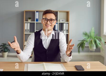 Uomo d'affari che lavora e chatta online o che ha una videoconferenza sul portatile. Foto Stock