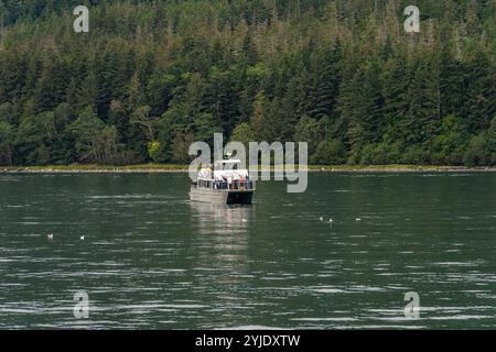 Juneau, Alaska, Stati Uniti - 22 settembre 2024: Tour in catamarano per l'avvistamento delle balene con barca turistica che galleggia sulla baia di Auke vicino a Juneau, Alaska. Foto Stock