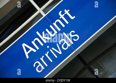 Segnalate l'aeroporto - arrivo, Schild im Flughafen - Ankunft Foto Stock