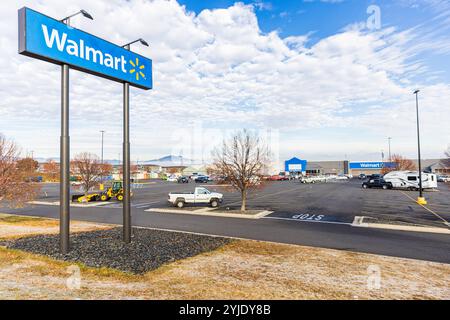 BOZEMAN, MT USA - 11 NOVEMBRE 2024: Esterno del negozio Walmart. Walmart è una multinazionale americana che gestisce grandi negozi di sconto e non è Foto Stock